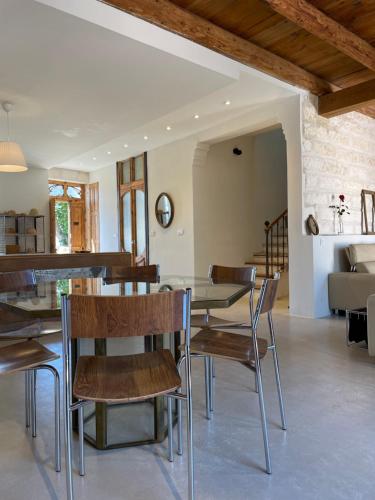 une salle à manger avec une table et des chaises dans l'établissement Maison de maitre proche plage à Aigues-Mortes, à Aigues-Mortes