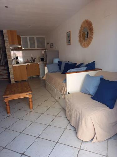 Il comprend un salon avec deux lits et une cuisine. dans l'établissement Maison T2 Renecros, à Bandol