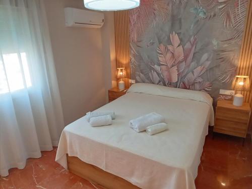 Posteľ alebo postele v izbe v ubytovaní Apartamento Alteanos, centrico y confortable, soleado, con piscina y jardines, tenis, parking exterior comunitario, y la playa andando 10 min