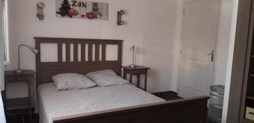 une chambre avec un lit avec deux oreillers dessus dans l'établissement Maison T2 Renecros, à Bandol