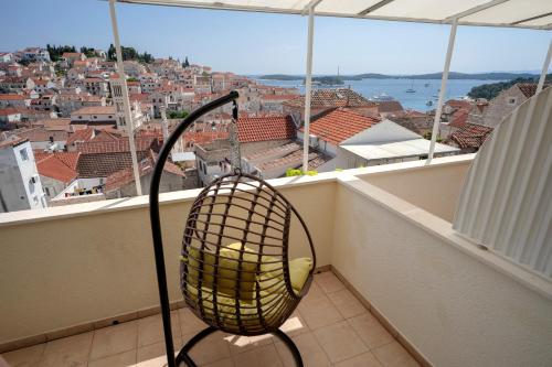 gabbia per uccelli situata in cima a un balcone di Apartments ''Tri Sestrice'' - ZF Hvar a Hvar