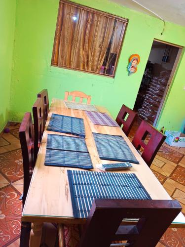 Una habitación con una mesa de madera con paneles solares encima. en Hostal the backpackers, en Chugchilán