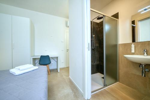 a bathroom with a shower and a sink at Appartamenti da Mirella in Lazise