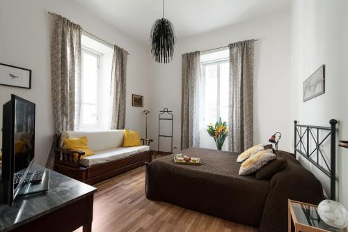 ein Wohnzimmer mit einem Bett und einem Sofa in der Unterkunft Rome Center Rooms in Rom