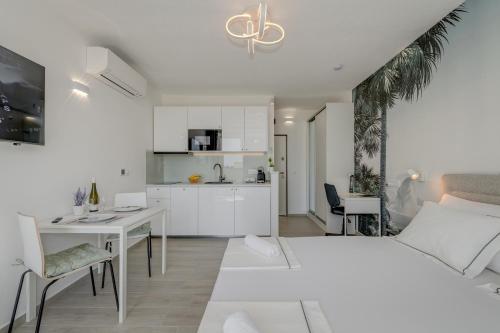 ein Schlafzimmer mit einem Bett und einem Schreibtisch sowie eine Küche in der Unterkunft Studio Apartment Anita with balcony in Split