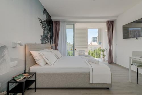 ein Schlafzimmer mit einem großen weißen Bett und einem Fenster in der Unterkunft Studio Apartment Anita with balcony in Split