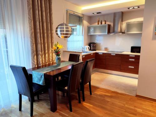 eine Küche und ein Esszimmer mit einem Tisch und Stühlen in der Unterkunft Artus Apartment in Danzig