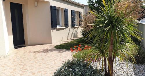 Κήπος έξω από το HOUSE CLOSE TO ROYAN AND SEASIDE, GROUND FLOOR, QUIET AND COMFORTABLE