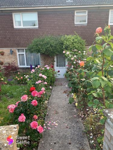 Κήπος έξω από το Captivating 2-Bed House in Amesbury Salisbury