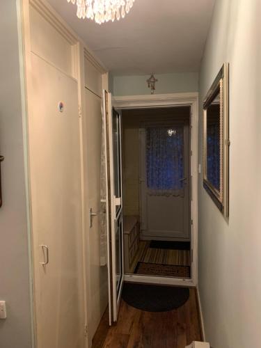Ένα μπάνιο στο Captivating 2-Bed House in Amesbury Salisbury
