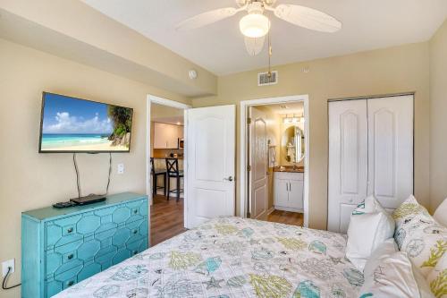 um quarto com uma cama e uma televisão de ecrã plano em Sunset Vistas 411N em St. Pete Beach