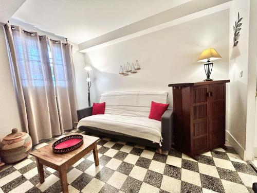 - une chambre avec un lit doté d'oreillers rouges et d'une table dans l'établissement ApartHotel Riviera - BALCON DES ETATS UNIS - Old Town Promenade des Anglais, à Nice