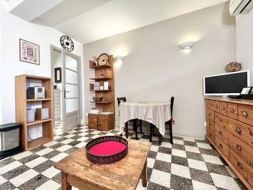 un salon avec un sol en damier dans l'établissement ApartHotel Riviera - BALCON DES ETATS UNIS - Old Town Promenade des Anglais, à Nice