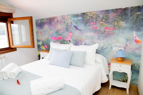 レドンデーラにあるCasa da Marismaの花柄の壁紙を用いたベッドルーム1室(ベッド2台付)