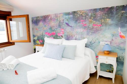 1 dormitorio con 2 camas y papel pintado con motivos florales en Casa da Marisma, en Redondela