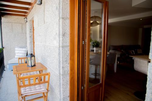 Zimmer mit einer Tür und einem Tisch mit einem Stuhl in der Unterkunft Casa da Marisma in Redondela