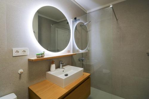 普埃托德拉斯尼耶維斯的住宿－Paramount views Agaete apartment，一间带水槽和镜子的浴室
