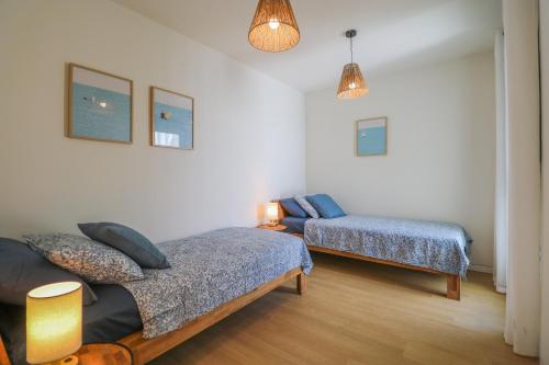 - une chambre avec 2 lits et un banc dans l'établissement Paramount views Agaete apartment, à Puerto de las Nieves