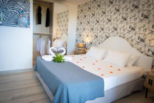 ein Schlafzimmer mit einem großen Bett mit Blumentapete in der Unterkunft Résidence Vue Mer in Deshaies