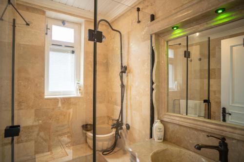 een badkamer met een douche, een wastafel en een toilet bij Boutique Burgaz Otel in Selcuk