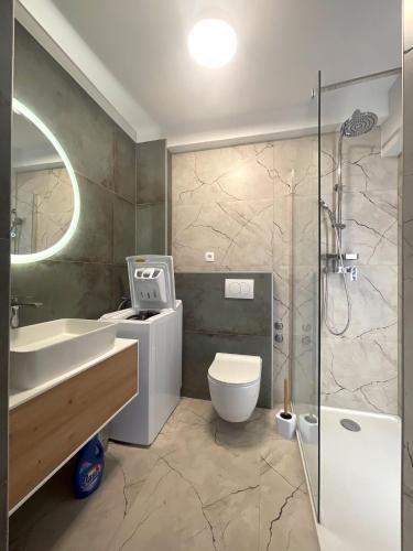 Ένα μπάνιο στο Seaside Murter Apartments