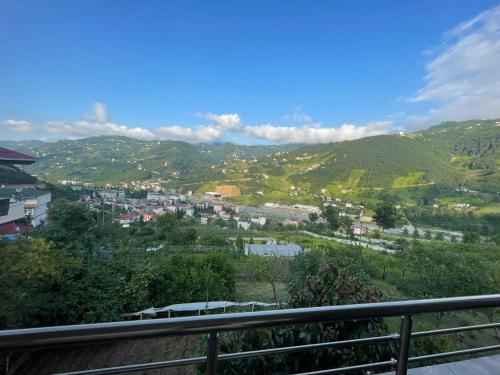 - un balcon offrant une vue sur une ville avec des montagnes dans l'établissement Vinland Villa Atalar, à Trabzon