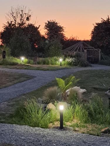 Ein Garten an der Unterkunft Pond Beach Oak residence