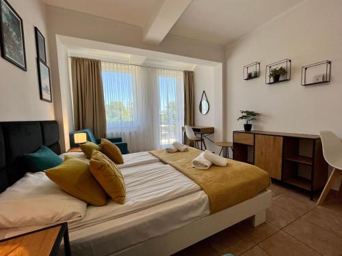 sypialnia z dużym łóżkiem z ręcznikami w obiekcie Apartamenty Planeta Mielno 100 m od plaży w mieście Mielno