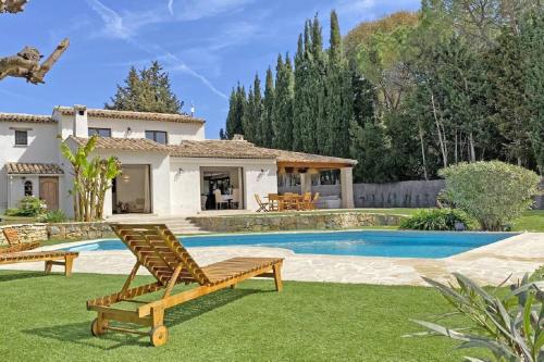 une villa avec piscine et une maison dans l'établissement Villa MasDeline, à Mougins