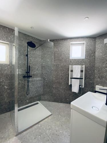 une salle de bain avec douche et lavabo dans l'établissement Mas Gomez Bolfa, à Bouleternère