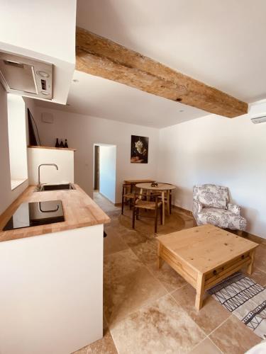 Il comprend une cuisine et un salon avec une table. dans l'établissement Mas Gomez Bolfa, à Bouleternère