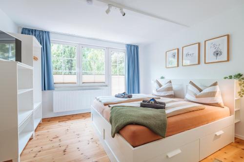 een slaapkamer met 2 bedden en een raam bij Appartments Am Goldberger See in Goldberg