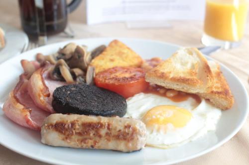 - un plateau de petit-déjeuner composé d'œufs, de pain grillé et de champignons dans l'établissement Cleve Court Hotel, à Paignton