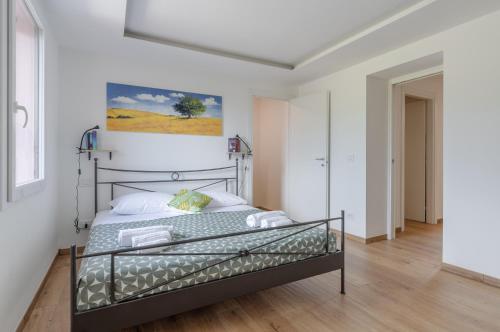 Postel nebo postele na pokoji v ubytování Countryside Apt with Swimming Pool and Parking