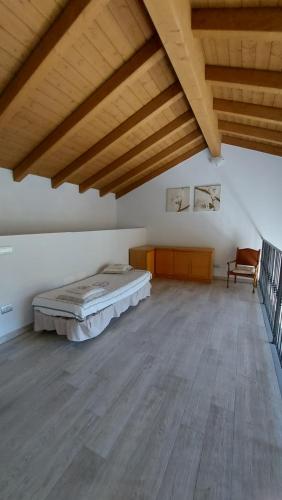 Habitación grande con cama y techo de madera. en B&B Santa Croce en Fanano