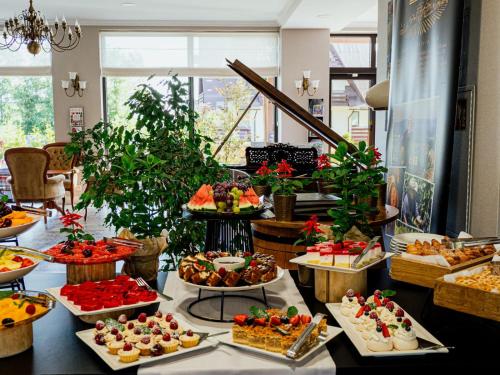 a buffet with many different types of food on display at Hotel Paryski Art & Business Zakopane - Basen Jacuzzi Sauna Małpi Gaj in Zakopane