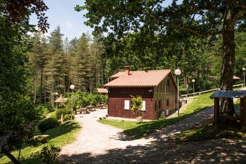 a small cabin in the middle of a forest at Gaztainuzketa Mendi Etxeak in Leintz-Gatzaga