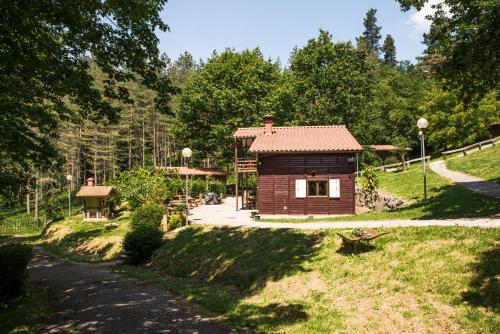 mały domek na środku parku w obiekcie Gaztainuzketa Mendi Etxeak w mieście Leintz-Gatzaga