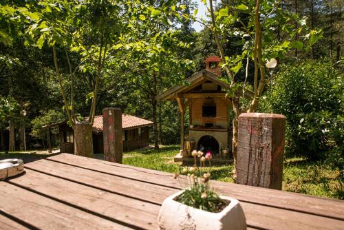 a wooden table with a bird house in a yard at Gaztainuzketa Mendi Etxeak in Leintz-Gatzaga