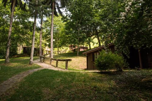 a path leading to a cabin in the woods at Gaztainuzketa Mendi Etxeak in Leintz-Gatzaga