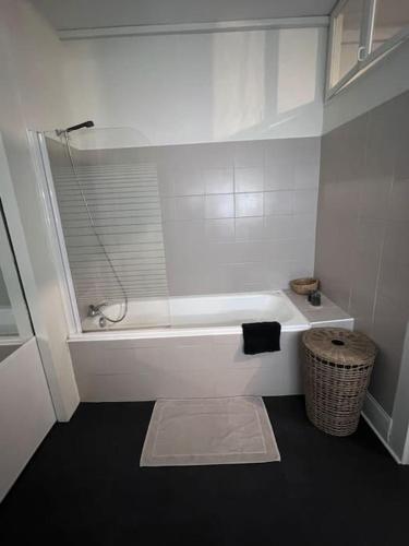 エピナルにあるAppartement de caractèreの白いバスルーム(シャワー、バスタブ付)