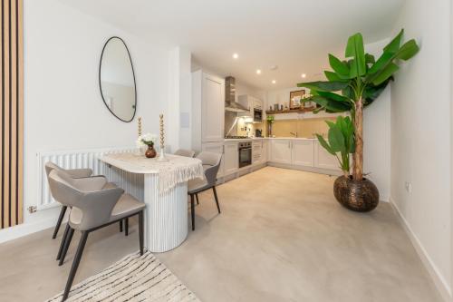 a dining room with a table and chairs and a mirror at Cozen in Stone Grove