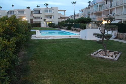 un patio con piscina en un apartamento en Apartamento Cala Montero I, en Vinarós