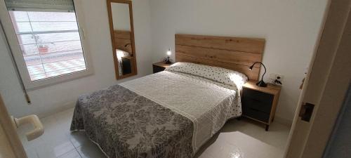 - une petite chambre avec un lit et une fenêtre dans l'établissement Apartamento Cala Montero I, à Vinaròs