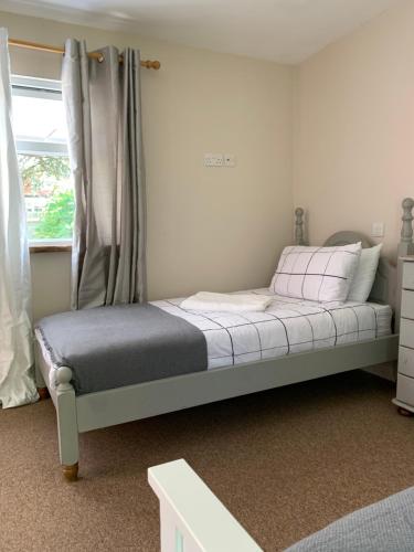 a small bedroom with a bed and a window at The Great Escape - Pet Friendly - Pets stay FREE in Rye
