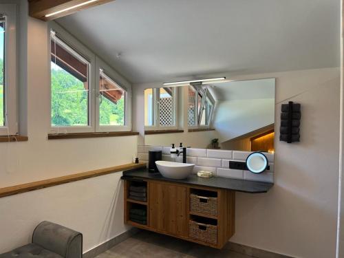 GuggenthalにあるBauernhof-Loft Edtgutの洗面台と鏡のあるバスルーム