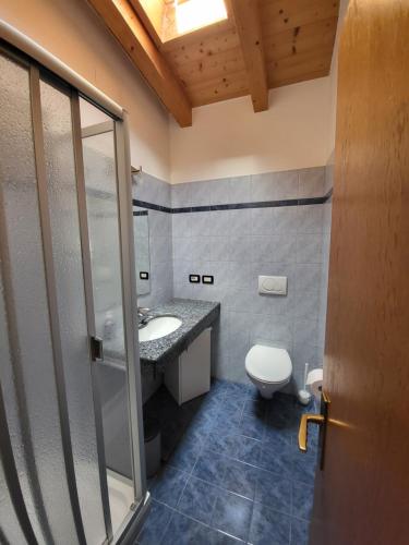 a bathroom with a sink and a toilet at Panorama Residence Rebgut in Schenna