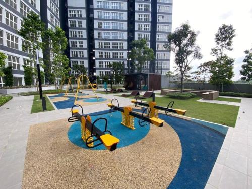 einen Spielplatz in einem Park mit Gebäuden im Hintergrund in der Unterkunft Rumah Iman @ Kajang 2 in Kajang