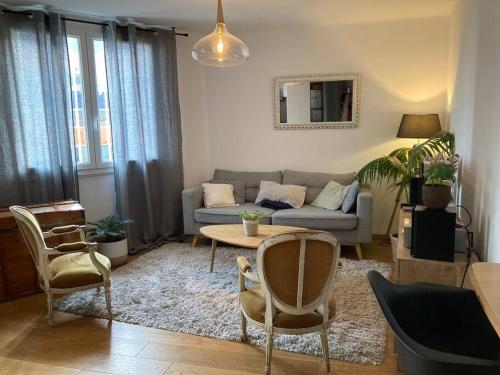un salon avec un canapé, une table et des chaises dans l'établissement Appartement cosy plein cœur de Marseille, à Marseille
