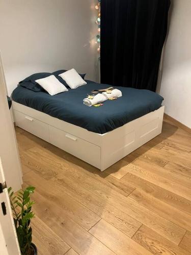 un lit avec deux oreillers dessus dans une chambre dans l'établissement Appartement cosy plein cœur de Marseille, à Marseille